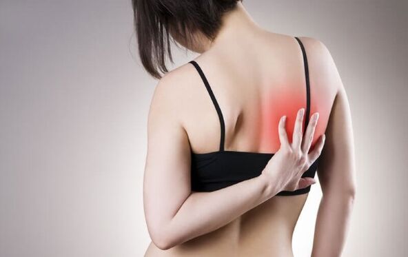 Dorsago, které doprovází hrudní osteochondrózu, se projevuje jako ostrá bolest při pohybu