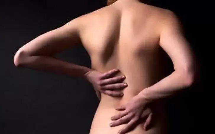 Při osteochondróze si můžete třít záda tradičním oteplovacím třením.